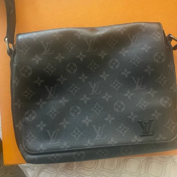 AUTHENTIC LOUIS VUITTON MESSENGER BAG. BARLY WORN IN GREAT CONDITION